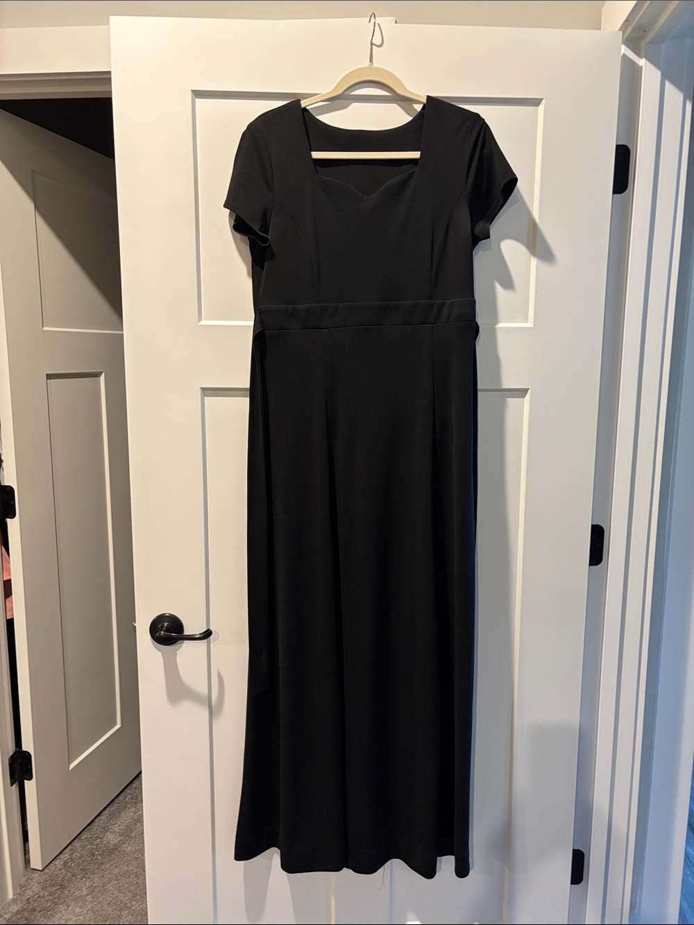 Elegant Black Short-Sleeve Maxi Dress